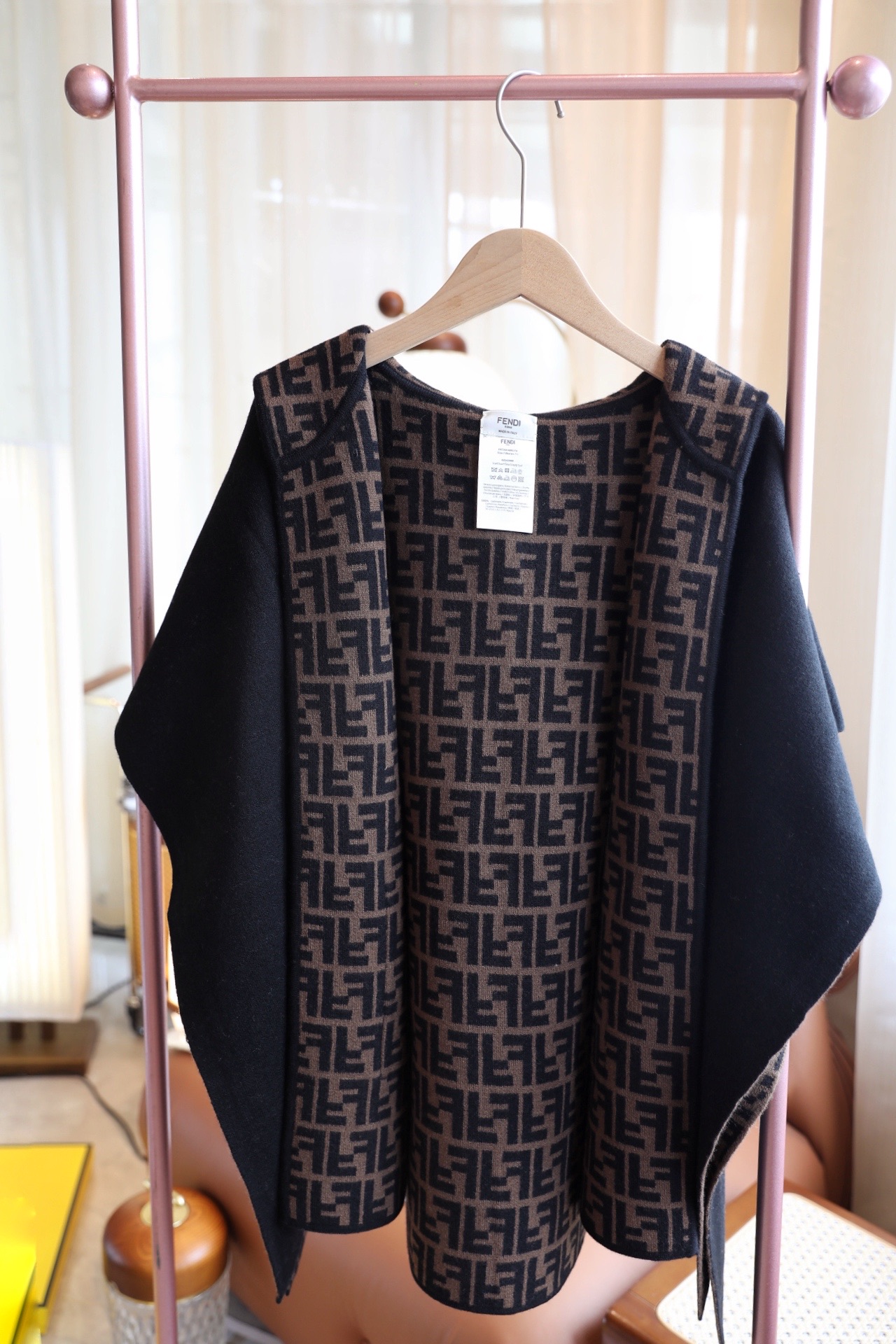 【FENDI旗艦店】フェンディ マント ショール ご好評に付き再入荷！