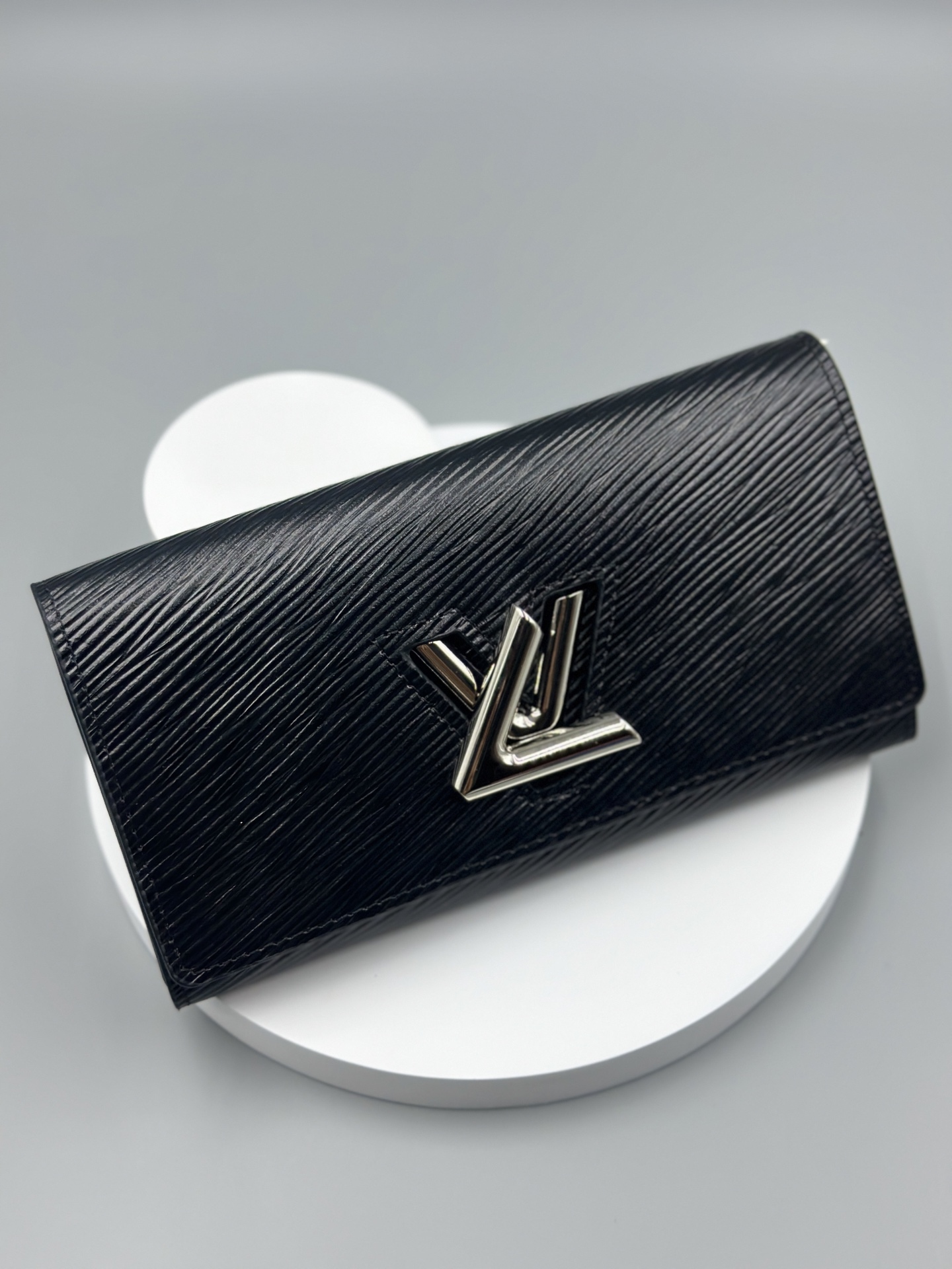 LOUIS VUITTON ルイヴィトン LV Twist 財布 シルバー金具 M61179