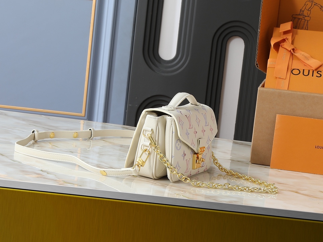 LOUIS VUITTON ルイヴィトン POCHETTE MÉTIS EAST WEST M25682