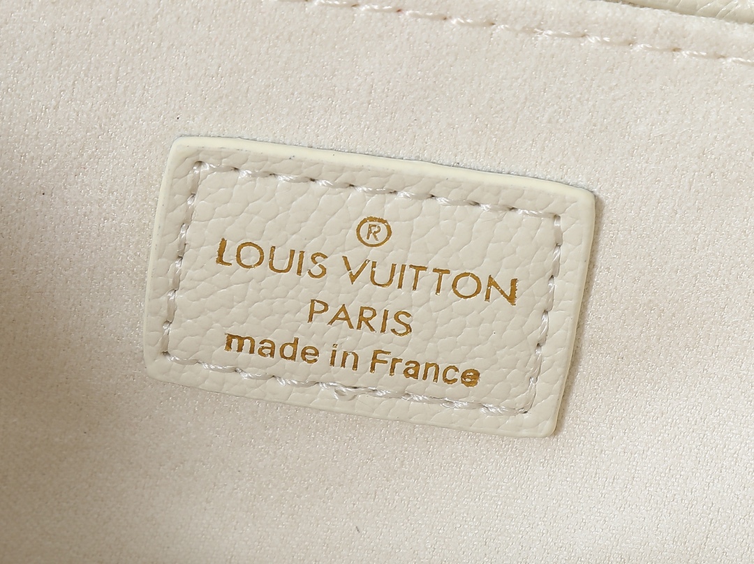 LOUIS VUITTON ルイヴィトン POCHETTE MÉTIS EAST WEST M25682