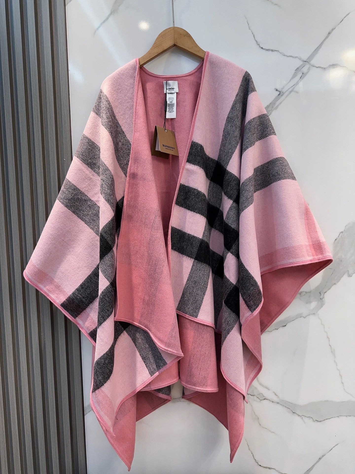【BURBERRY旗艦店】バーバリー マント ショール ご好評に付き再入荷！