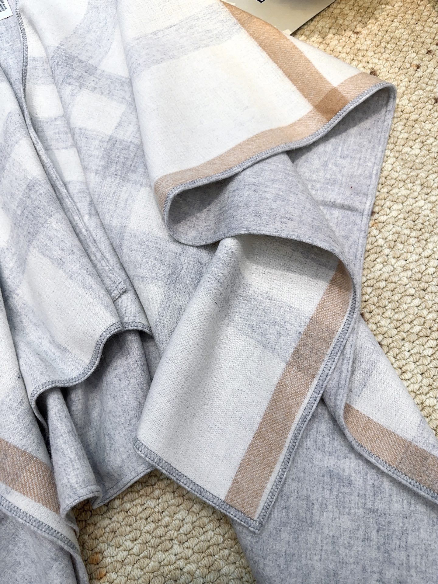 【BURBERRY旗艦店】バーバリー マント ショール ご好評に付き再入荷！