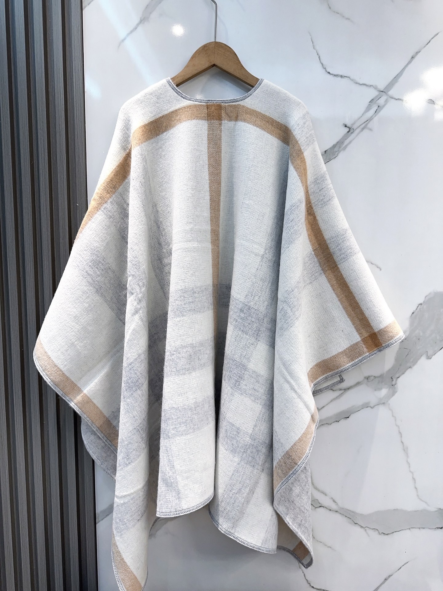 【BURBERRY旗艦店】バーバリー マント ショール ご好評に付き再入荷！