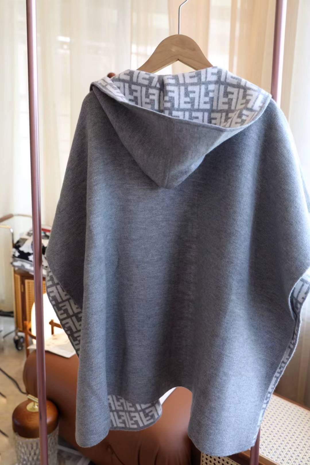 【FENDI旗艦店】フェンディ マント ショール ご好評に付き再入荷！