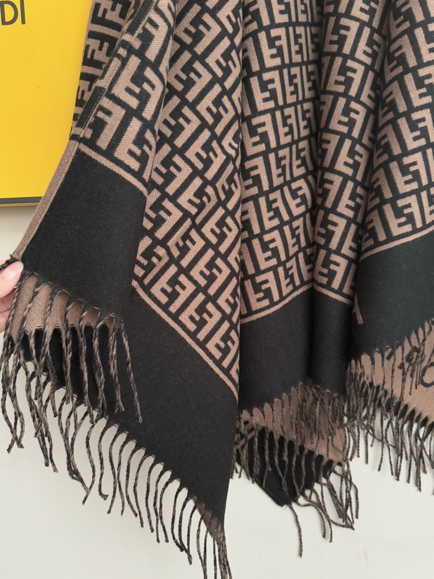 【FENDI旗艦店】フェンディ マント ショール ご好評に付き再入荷！