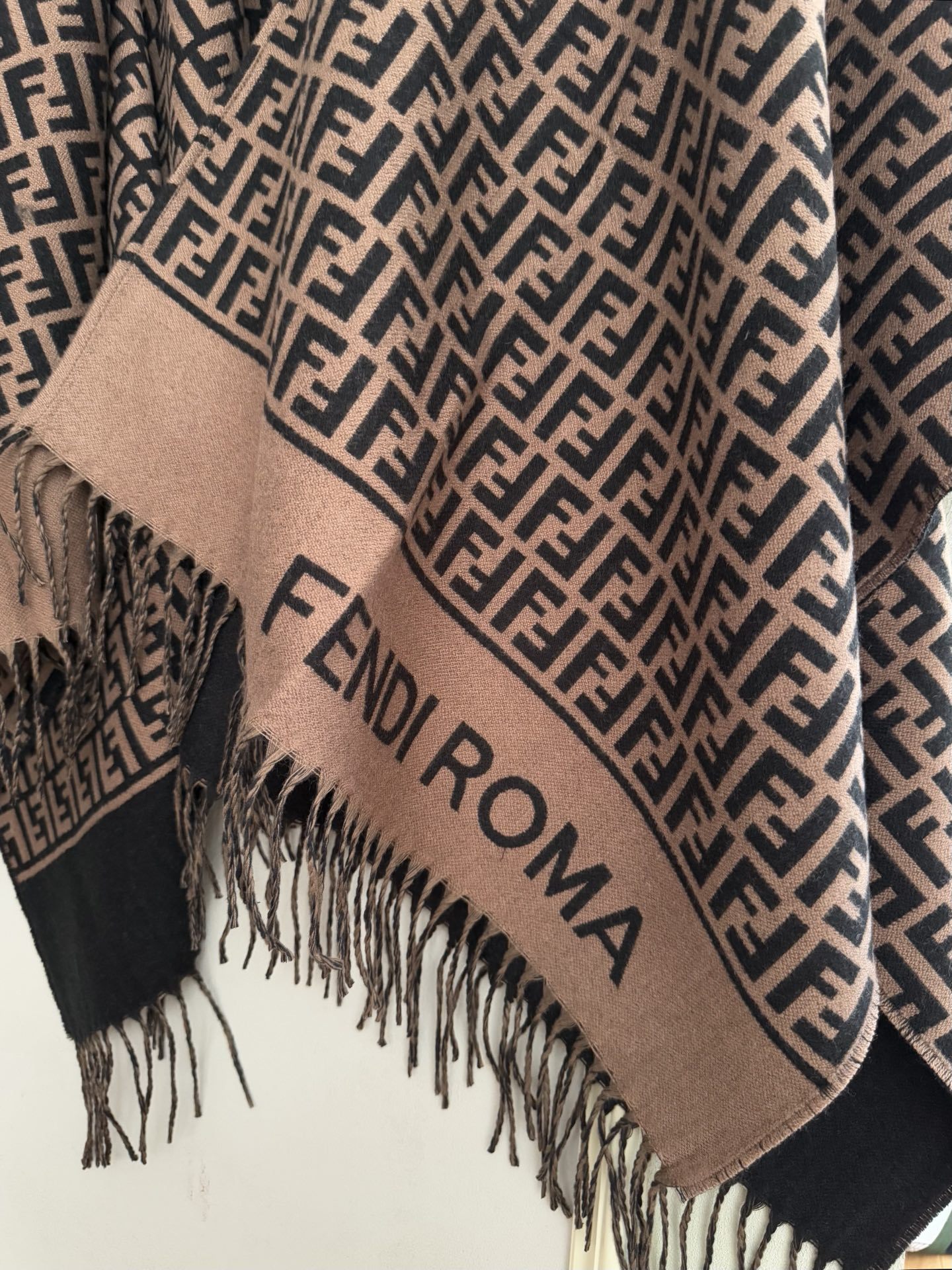 【FENDI旗艦店】フェンディ マント ショール ご好評に付き再入荷！