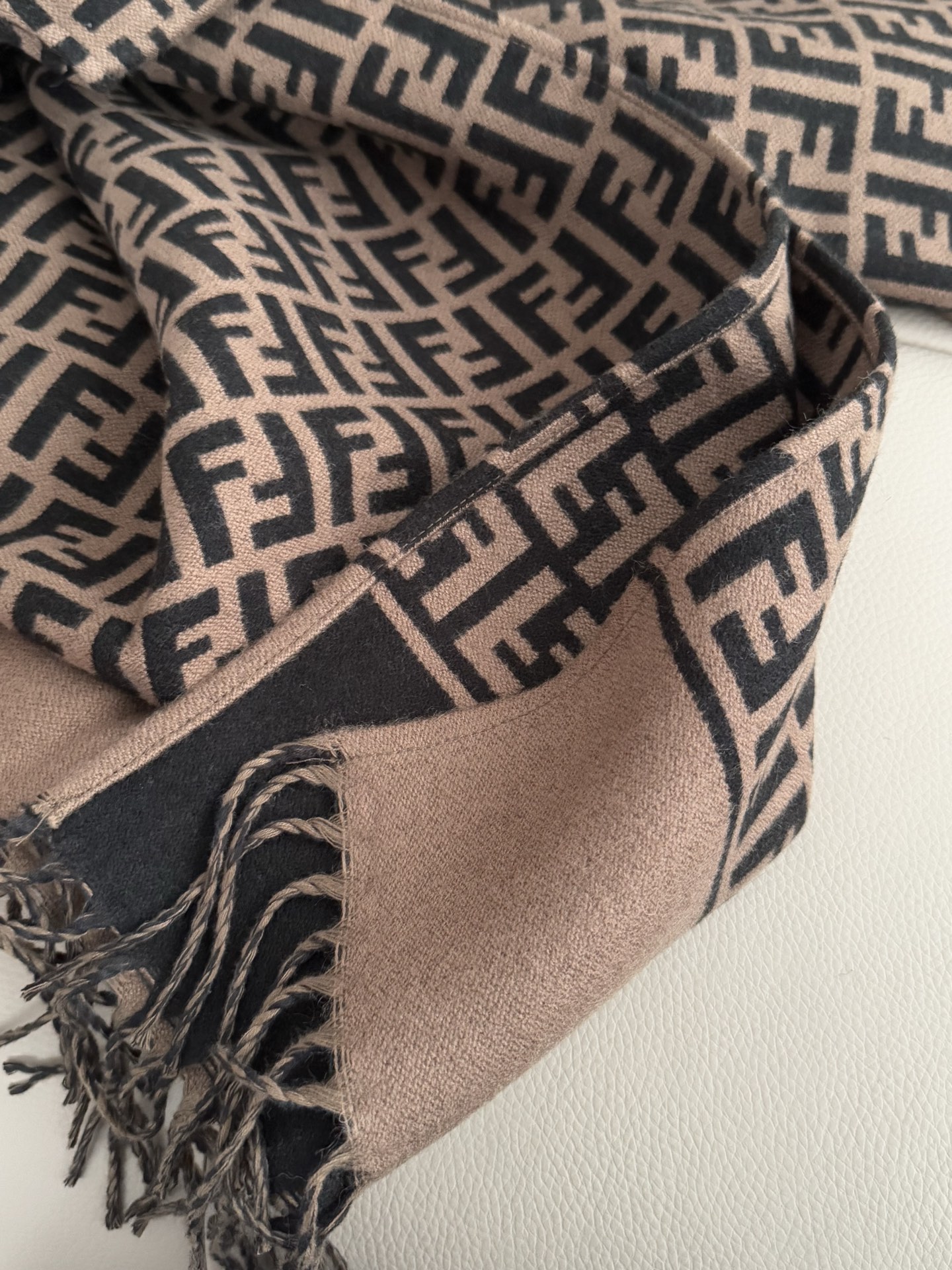 【FENDI旗艦店】フェンディ マント ショール ご好評に付き再入荷！