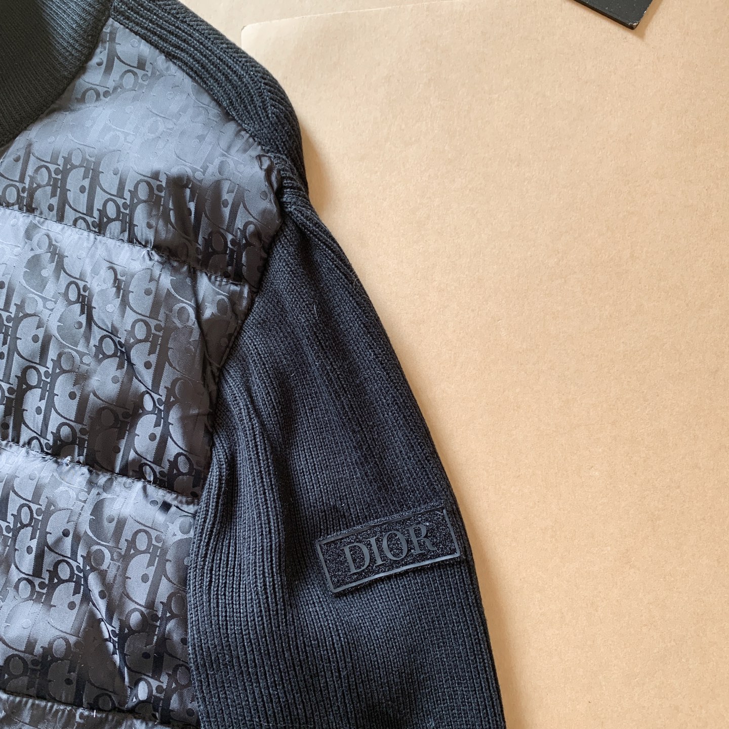 【DIOR旗艦店】（ディオール）ニットダウンジャケット ご好評に付き再入荷！