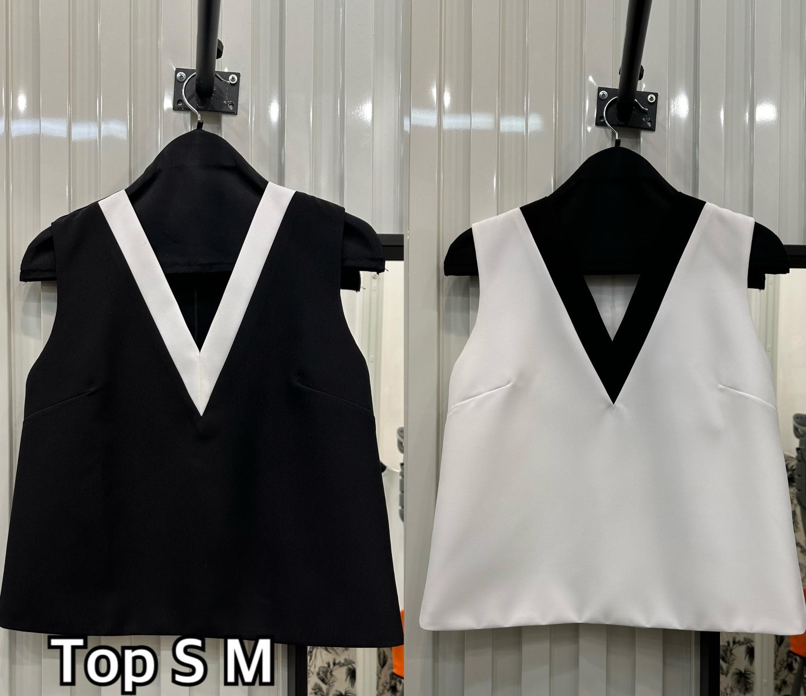 Must be in your closet - V Neck Outline Top