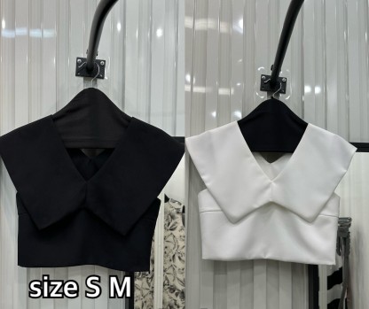 Must be in your closet - W Collar Crop