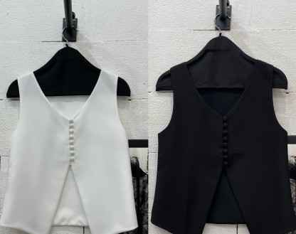 Must be in your closet - Mini Button Short Vest