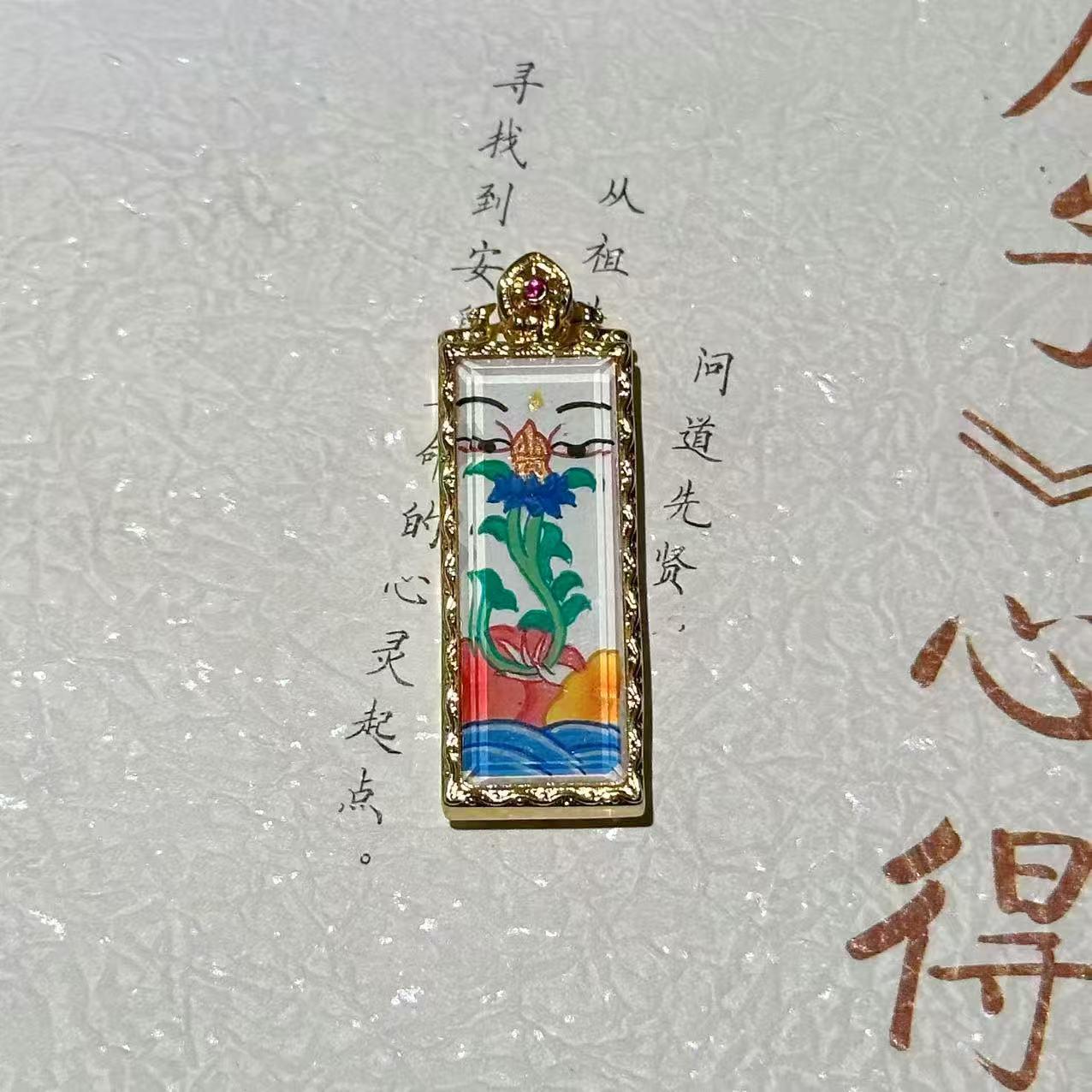 唐卡吊墜-普賢守護佛眼小長條雙鹿聽經殼銅單卡｜修行守護唐卡珠寶?療癒隨身佩戴 唐卡修行療癒吊墜