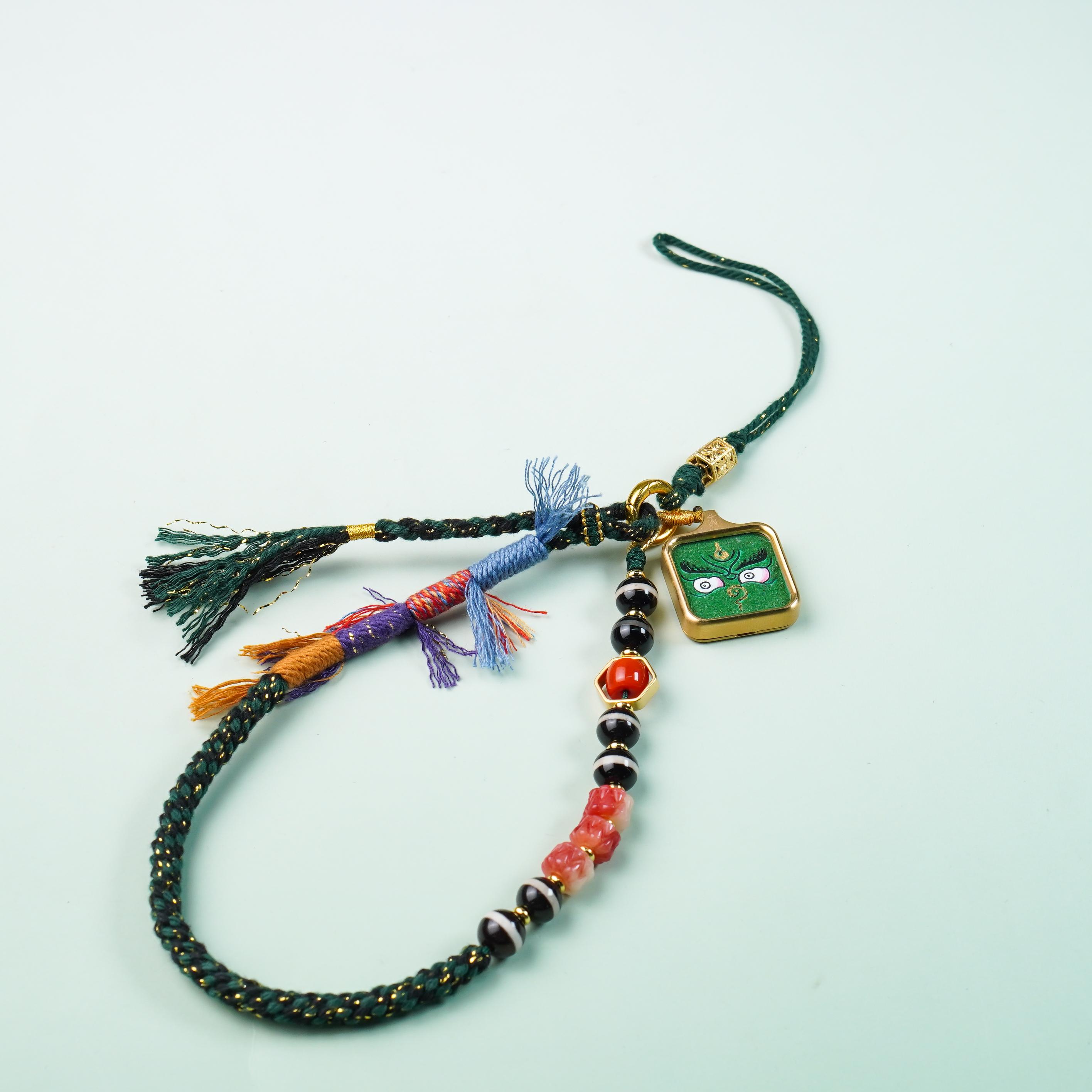 唐卡掛件-綠財神佛眼方卡天珠鏈包掛｜修行守護唐卡珠寶?療癒隨身佩戴 唐卡修行療癒吊墜