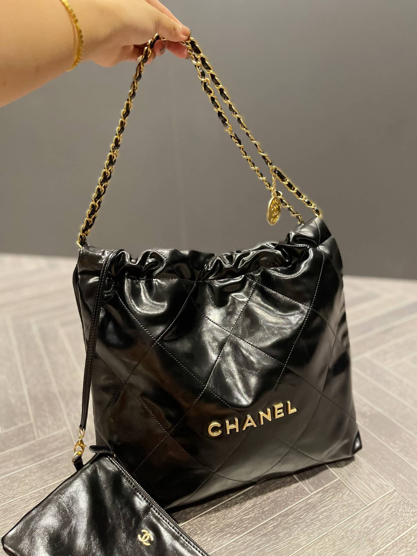 【CHANEL】VERY雑誌掲載✨通勤からデートまで💕これ一つで完結シャネル 22 ハンドバッグ
