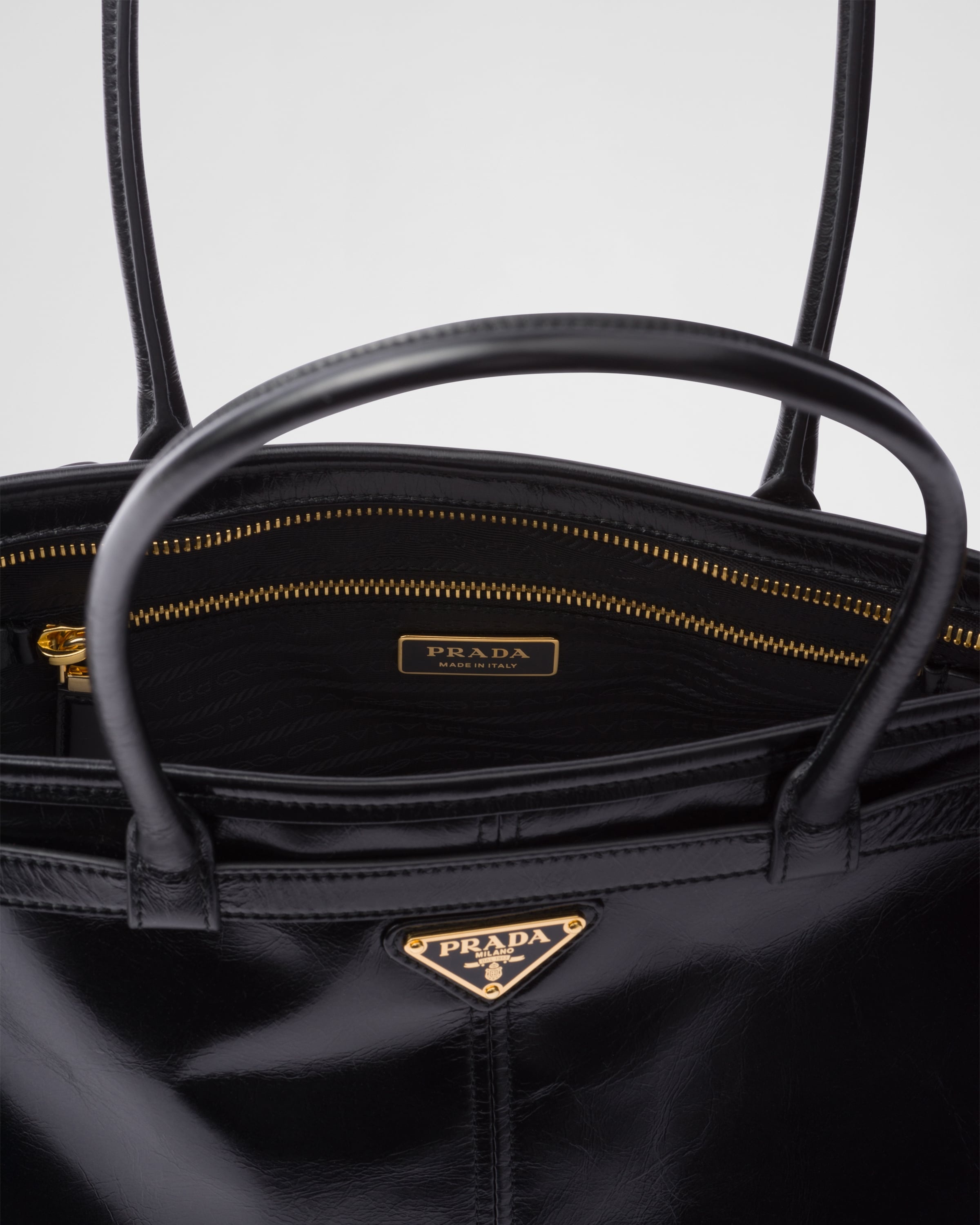 「PRADA ボニー ラージ レザー ハンドバッグ – 超人气！洗練されたデザインで魅力的な印象」
