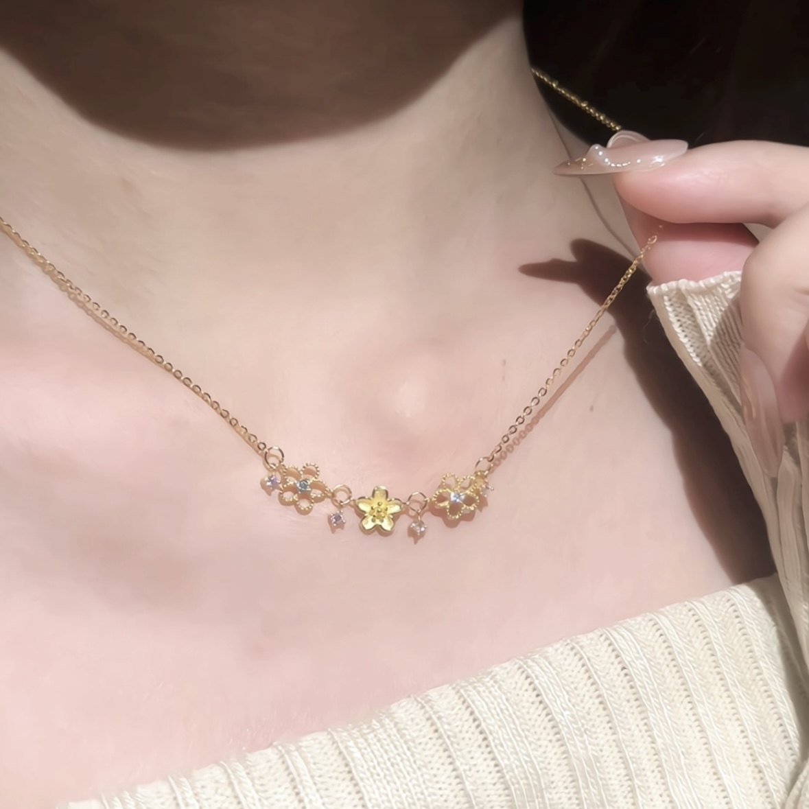 金色鏤空櫻花細節項鍊｜清雅日常穿搭款