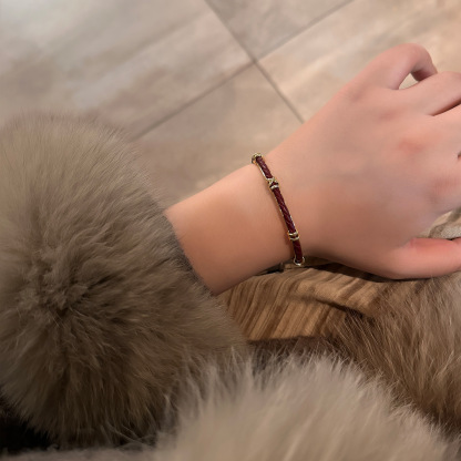 紅色皮革編織開口手鐲｜金色細節氣質日常款