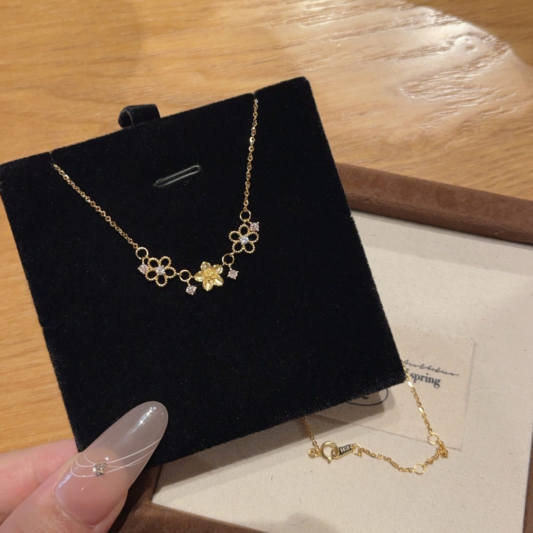 金色鏤空櫻花細節項鍊｜清雅日常穿搭款