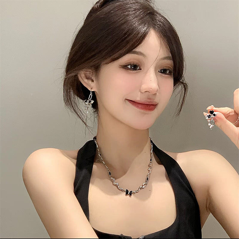 【設計感單品】不對稱黑色鋯石蝴蝶結耳環 氣質耳飾 女款耳針