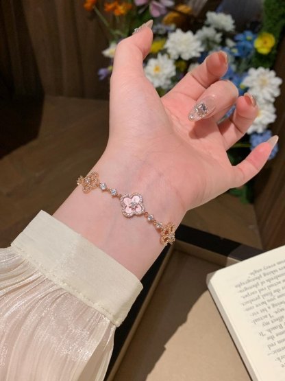 四葉草粉花細緻飾品｜柔和氣場日常配戴