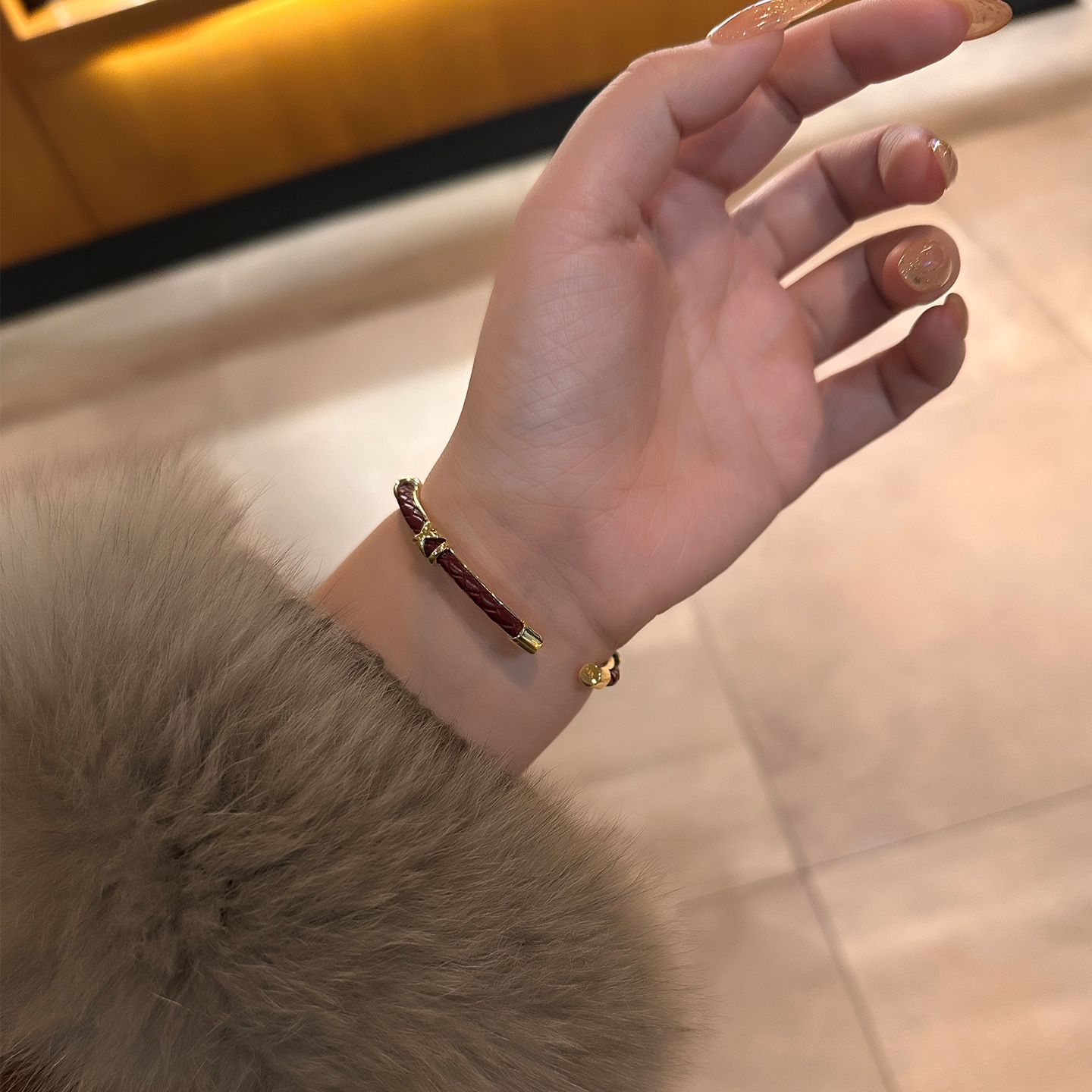 紅色皮革編織開口手鐲｜金色細節氣質日常款