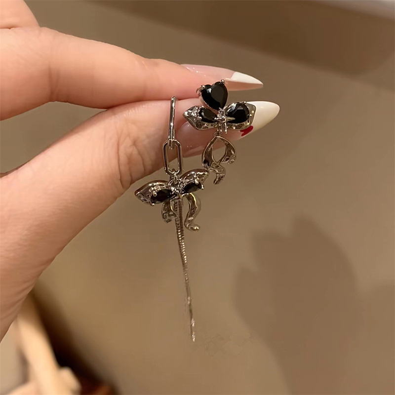 【設計感單品】不對稱黑色鋯石蝴蝶結耳環 氣質耳飾 女款耳針