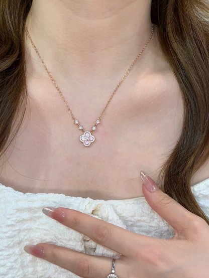 四葉草粉花細緻飾品｜柔和氣場日常配戴