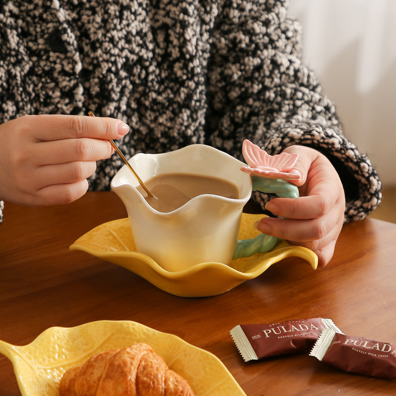 法式田園風咖啡杯碟套裝 | 釉下彩捏花立體蝴蝶杯與葉子托盤（附帶勺子）