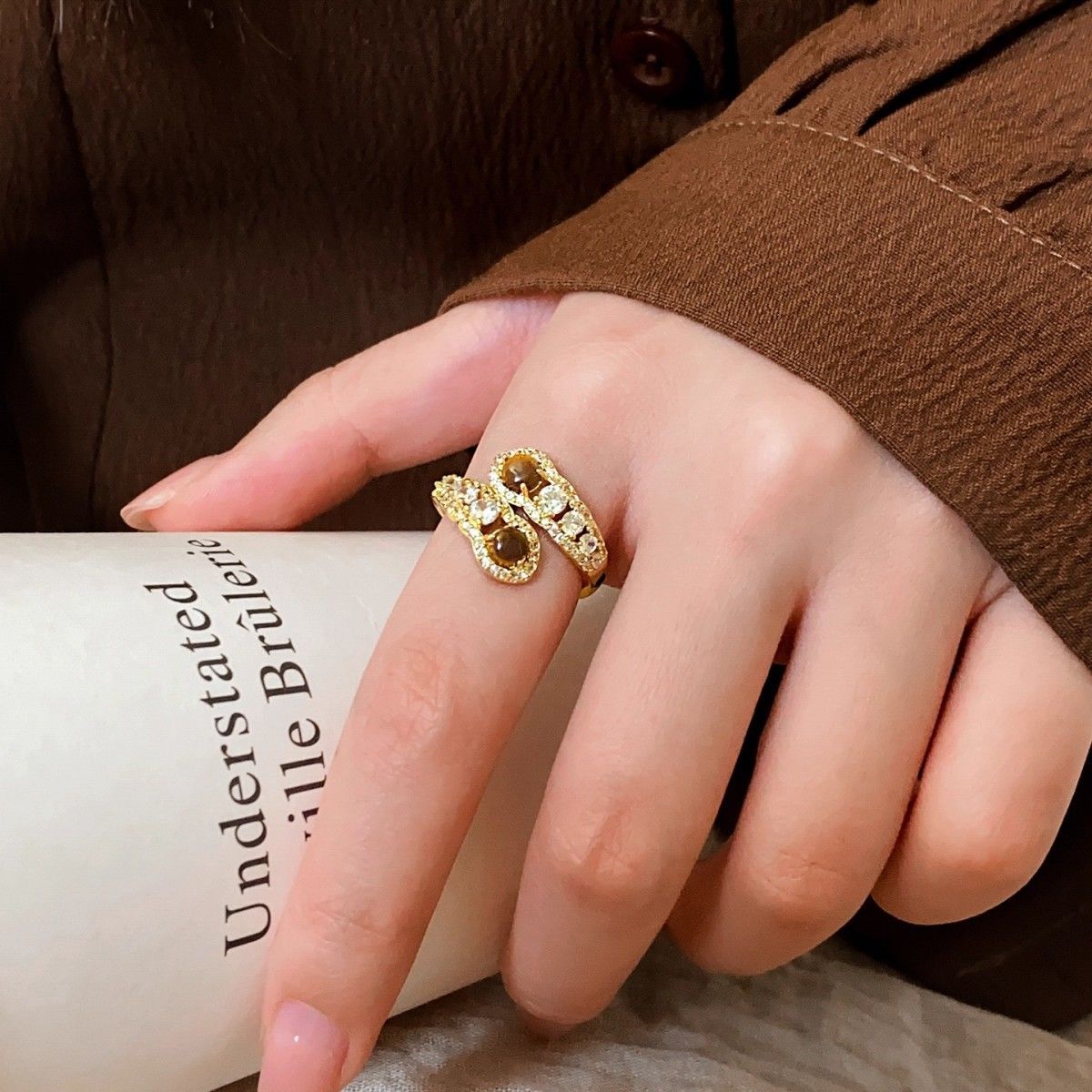 美拉德虎眼石蛇形開口指環｜2026 輕奢高級款