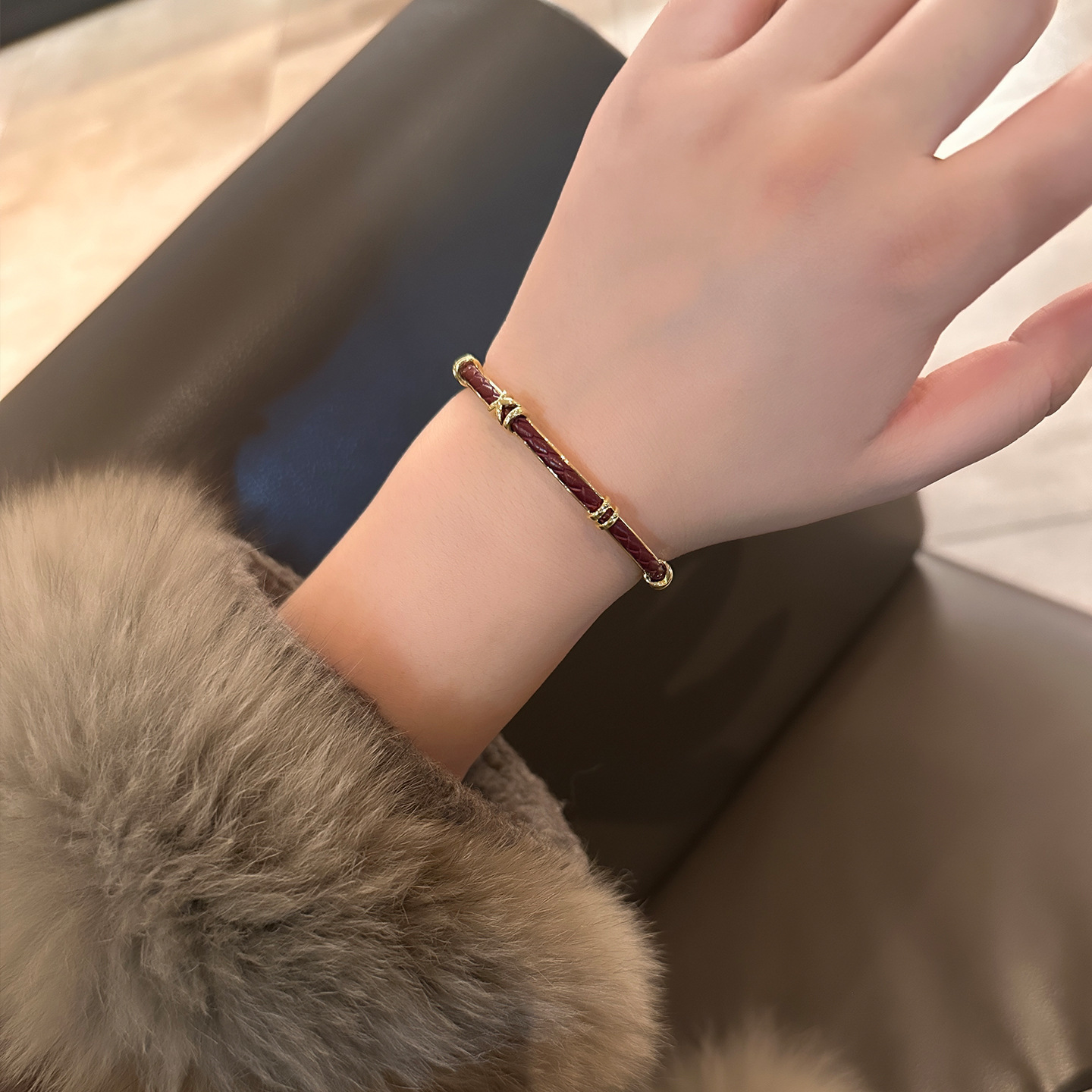 紅色皮革編織開口手鐲｜金色細節氣質日常款