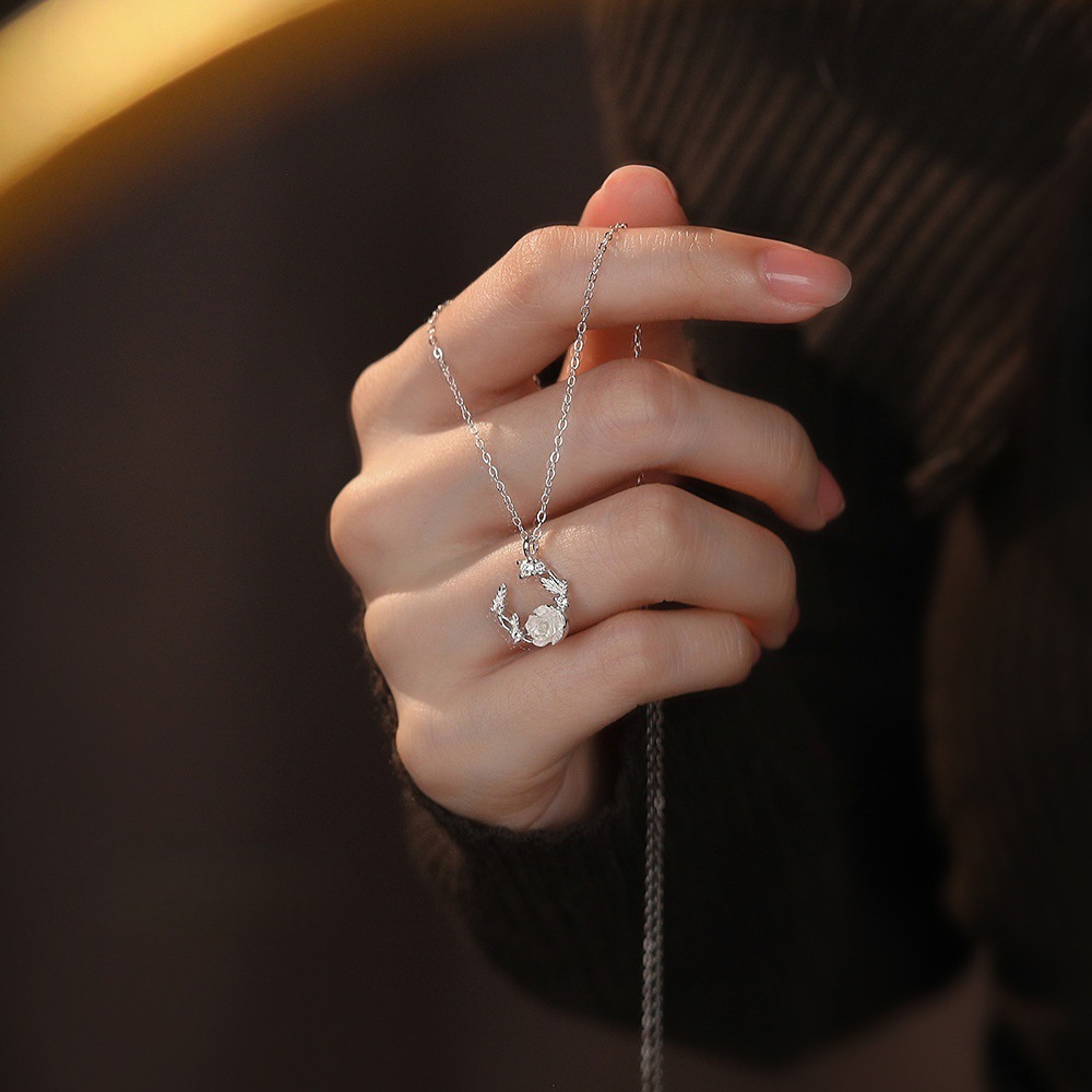 月牙山茶花項鍊｜白貝母花朵墜 森系小清新 時尚簡約夏季鎖骨鏈