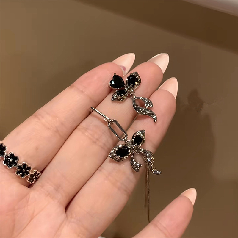【設計感單品】不對稱黑色鋯石蝴蝶結耳環 氣質耳飾 女款耳針
