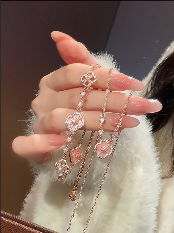 四葉草粉花細緻飾品｜柔和氣場日常配戴