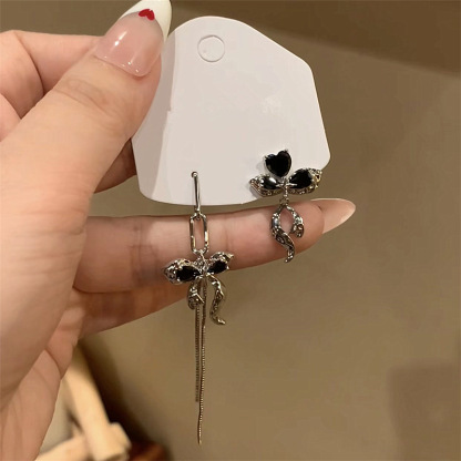 【設計感單品】不對稱黑色鋯石蝴蝶結耳環 氣質耳飾 女款耳針