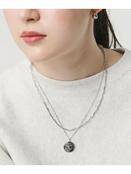 クラシカルなコインモチーフが目を引く3WAY仕様のネックレス。