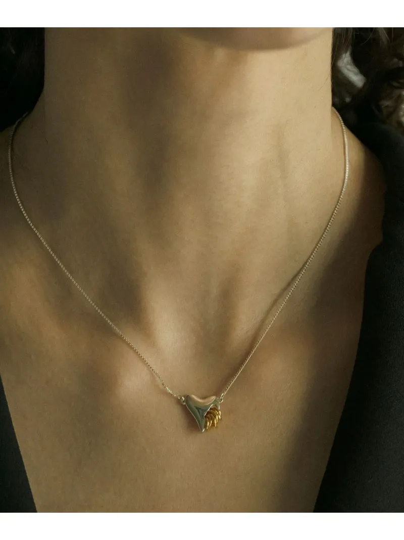 華奢なチェーンとハートモチーフが女性らしさ漂う＜LAPUIS＞のネックレス