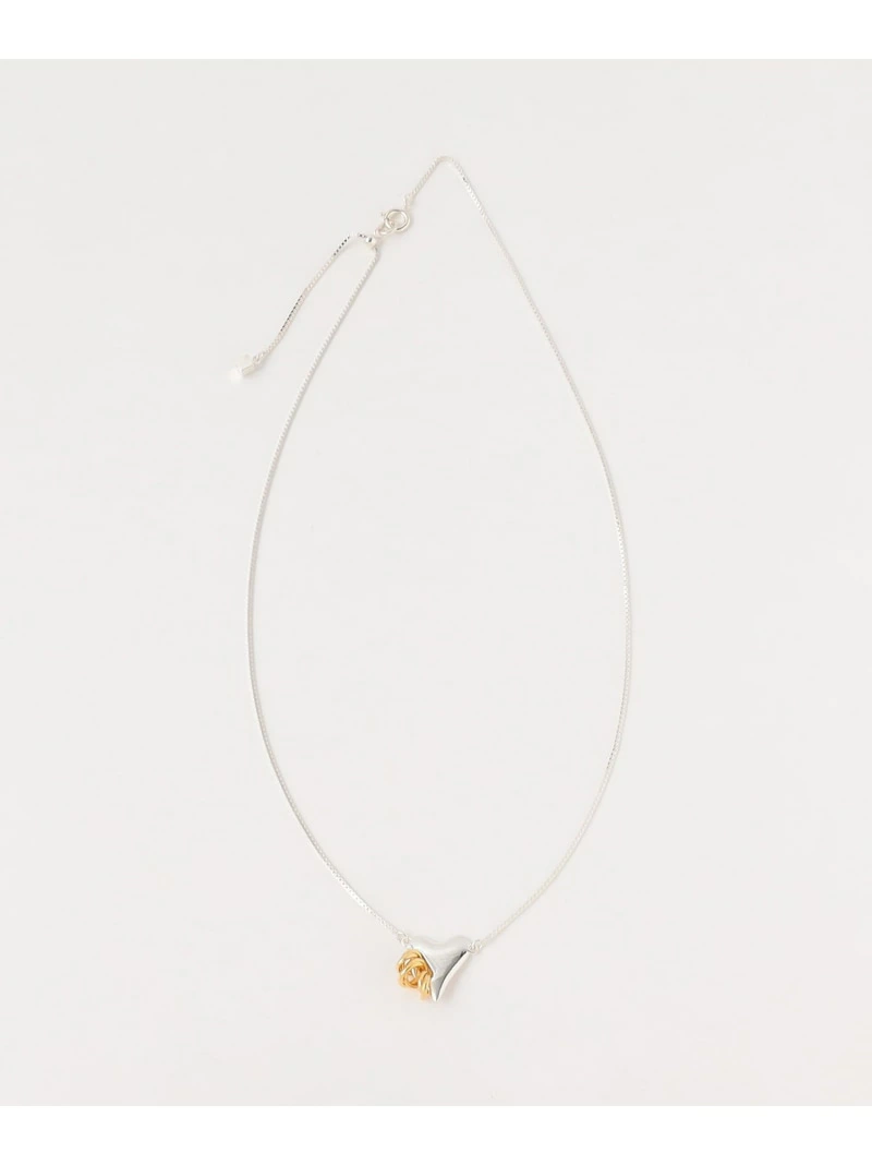 華奢なチェーンとハートモチーフが女性らしさ漂う＜LAPUIS＞のネックレス