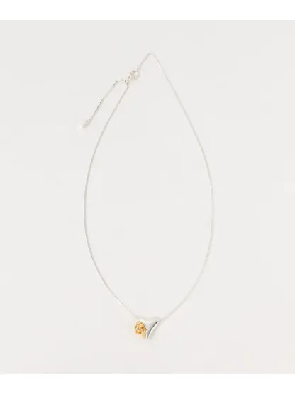 華奢なチェーンとハートモチーフが女性らしさ漂う＜LAPUIS＞のネックレス