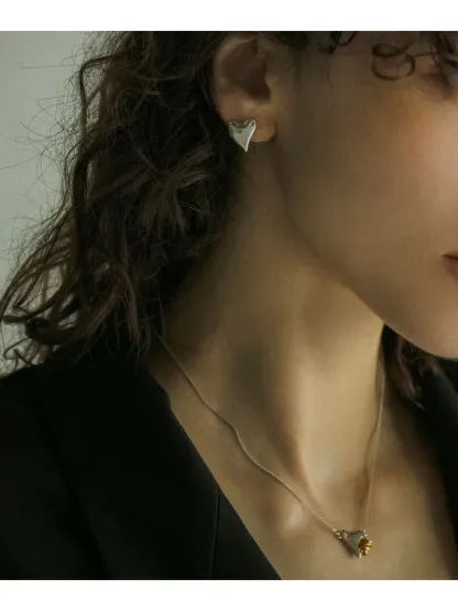 華奢なチェーンとハートモチーフが女性らしさ漂う＜LAPUIS＞のネックレス