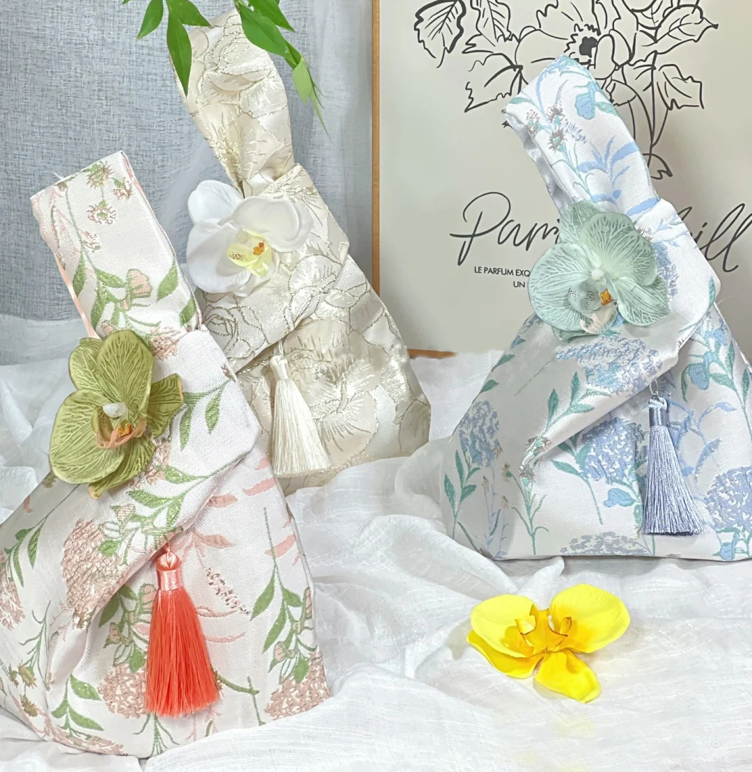 أكياس هدايا رائعة للعطلات، وأكياس الحلوى، وأكياس تغليف الهدايا（تم بيع حقيبة الهدايا فقط، ولا تتضمن أي عناصر تجريبية في الحقيبة الموجودة في الفيديو）