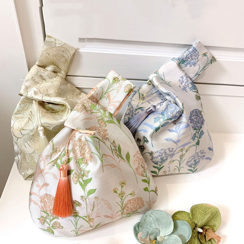 أكياس هدايا رائعة للعطلات، وأكياس الحلوى، وأكياس تغليف الهدايا（تم بيع حقيبة الهدايا فقط، ولا تتضمن أي عناصر تجريبية في الحقيبة الموجودة في الفيديو）