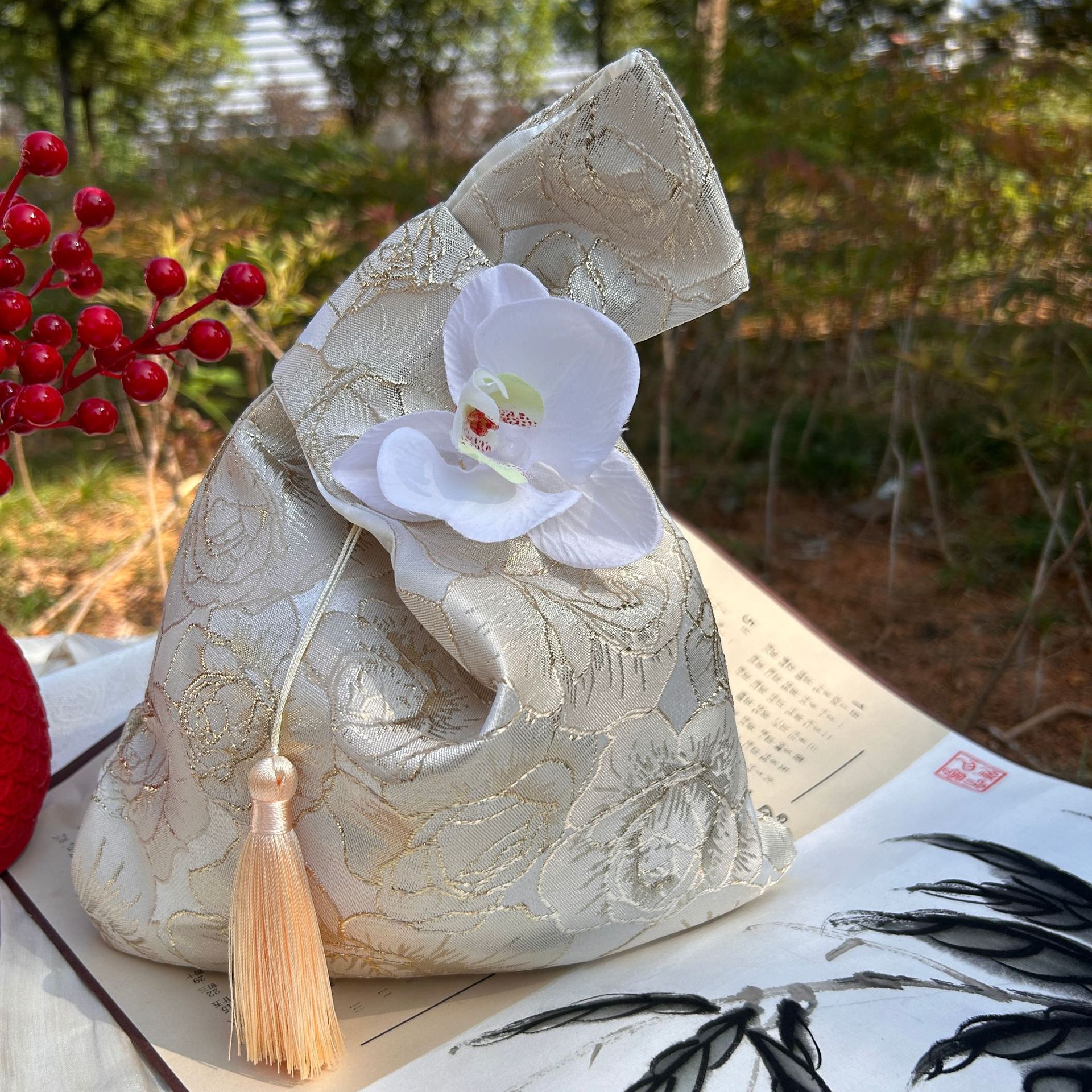 أكياس هدايا رائعة للعطلات، وأكياس الحلوى، وأكياس تغليف الهدايا（تم بيع حقيبة الهدايا فقط، ولا تتضمن أي عناصر تجريبية في الحقيبة الموجودة في الفيديو）