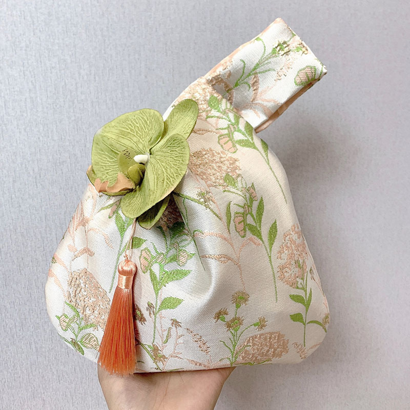 أكياس هدايا رائعة للعطلات، وأكياس الحلوى، وأكياس تغليف الهدايا（تم بيع حقيبة الهدايا فقط، ولا تتضمن أي عناصر تجريبية في الحقيبة الموجودة في الفيديو）