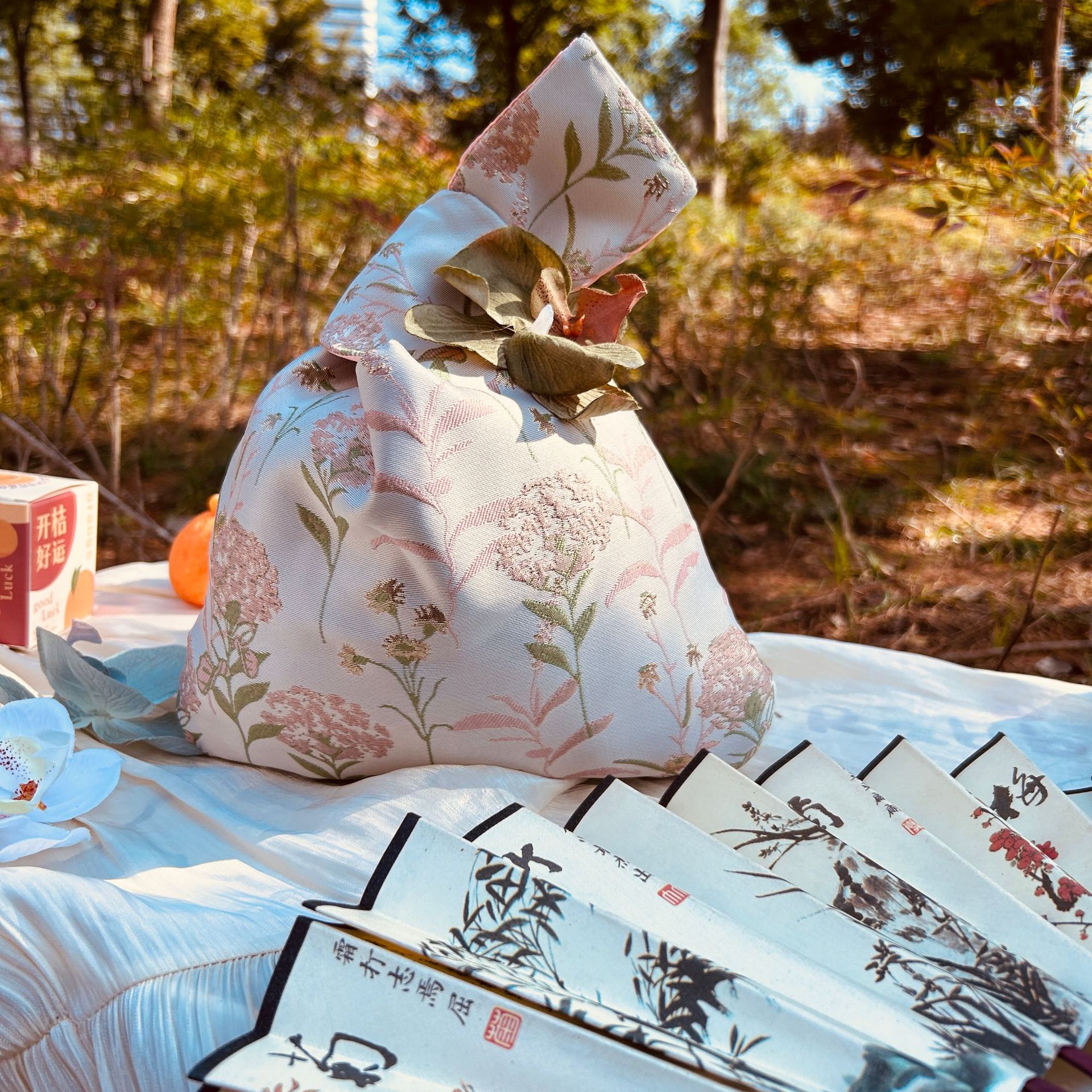 أكياس هدايا رائعة للعطلات، وأكياس الحلوى، وأكياس تغليف الهدايا（تم بيع حقيبة الهدايا فقط، ولا تتضمن أي عناصر تجريبية في الحقيبة الموجودة في الفيديو）