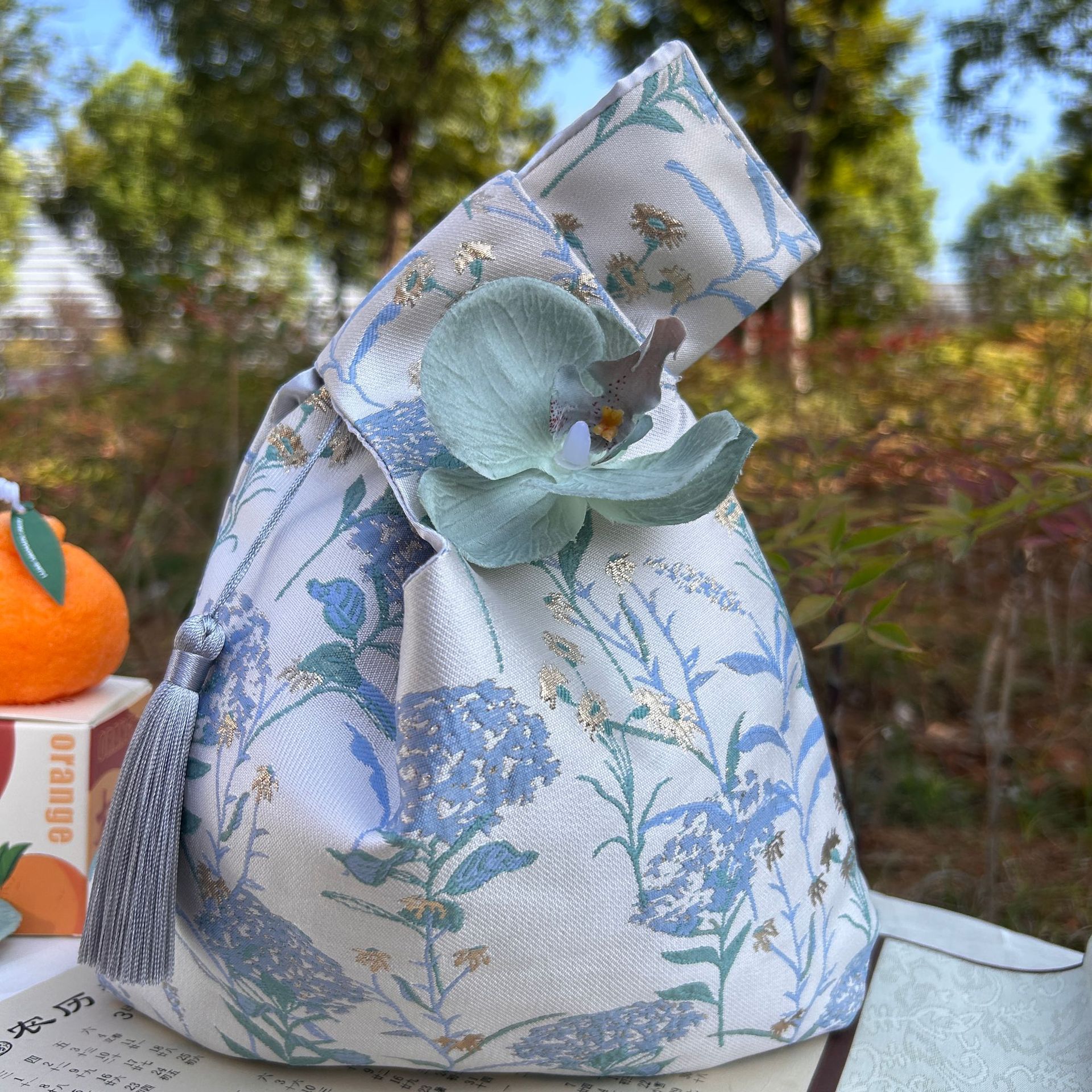 أكياس هدايا رائعة للعطلات، وأكياس الحلوى، وأكياس تغليف الهدايا（تم بيع حقيبة الهدايا فقط، ولا تتضمن أي عناصر تجريبية في الحقيبة الموجودة في الفيديو）