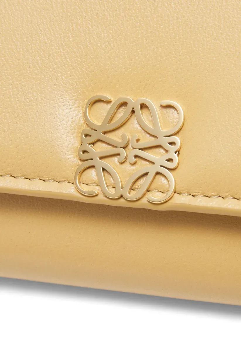 パファー アナグラム バーティカル ウォレット スモール（シャイニーナパカーフ）