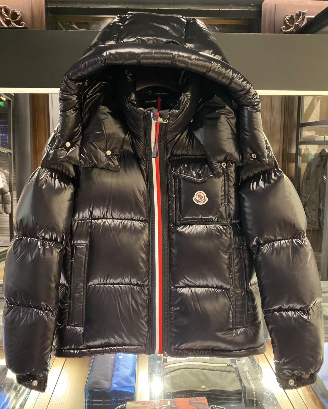 【公式認定ストア】MONCLERモンクレール 定番ダウンコート 限定発売中！多くの著名人やセレブに愛用されています! 爆買い！即完売必至 Montbeliard「三色ストライプジッパー」(さんしょくストライプジッパー)