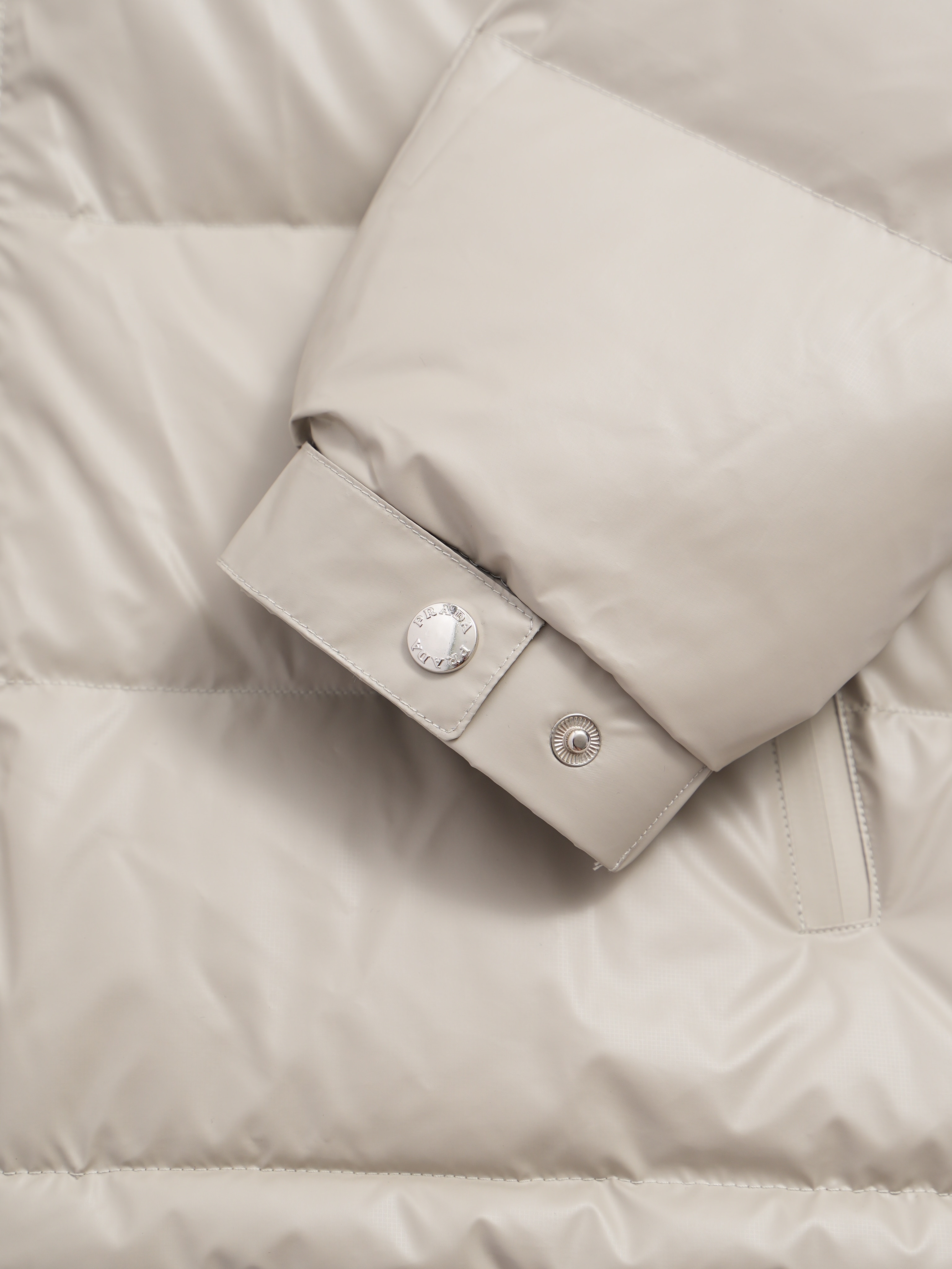 PRADAプラダ 冬のダウンジャケット 旬の新作 ユニセックス