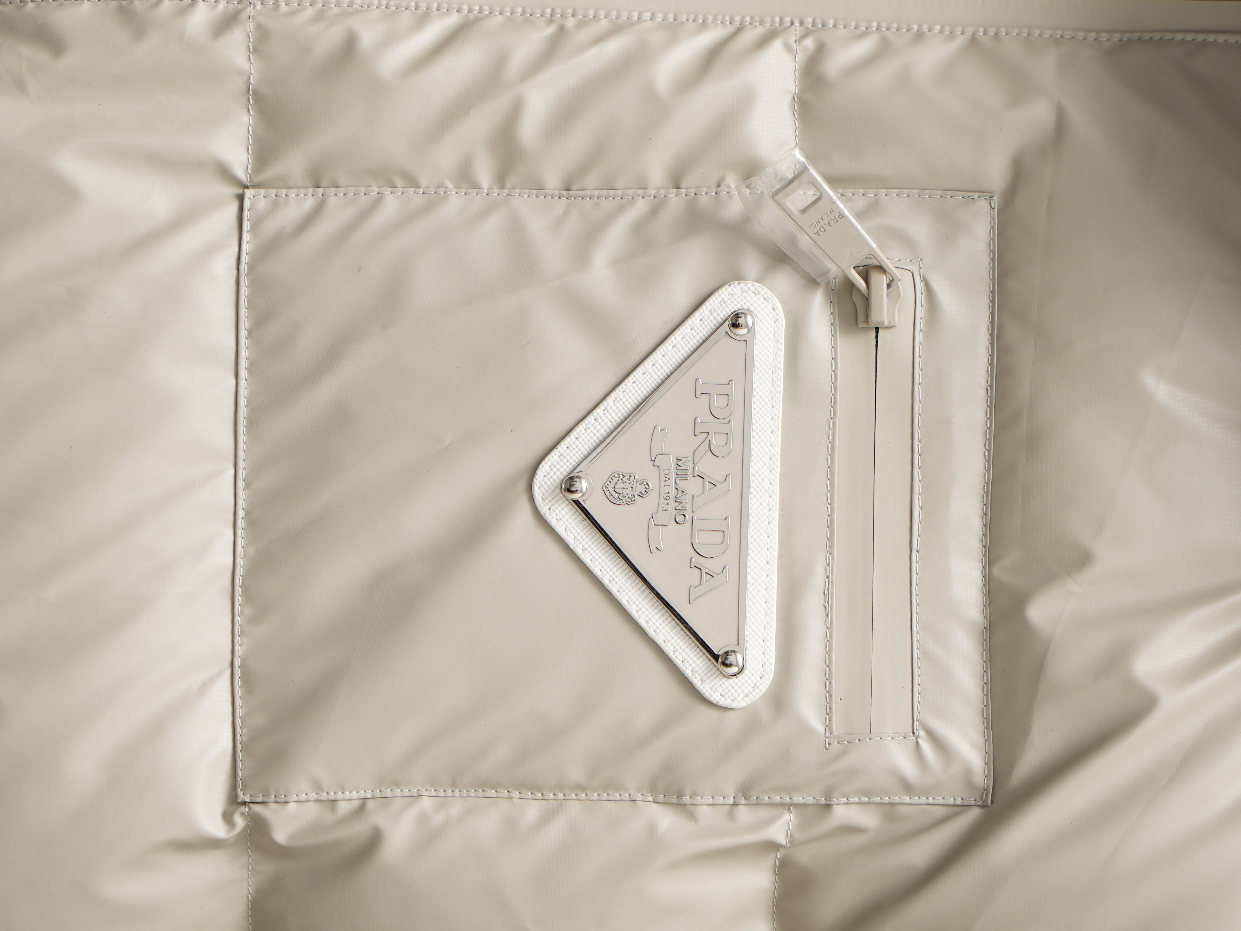 PRADAプラダ 冬のダウンジャケット 旬の新作 ユニセックス