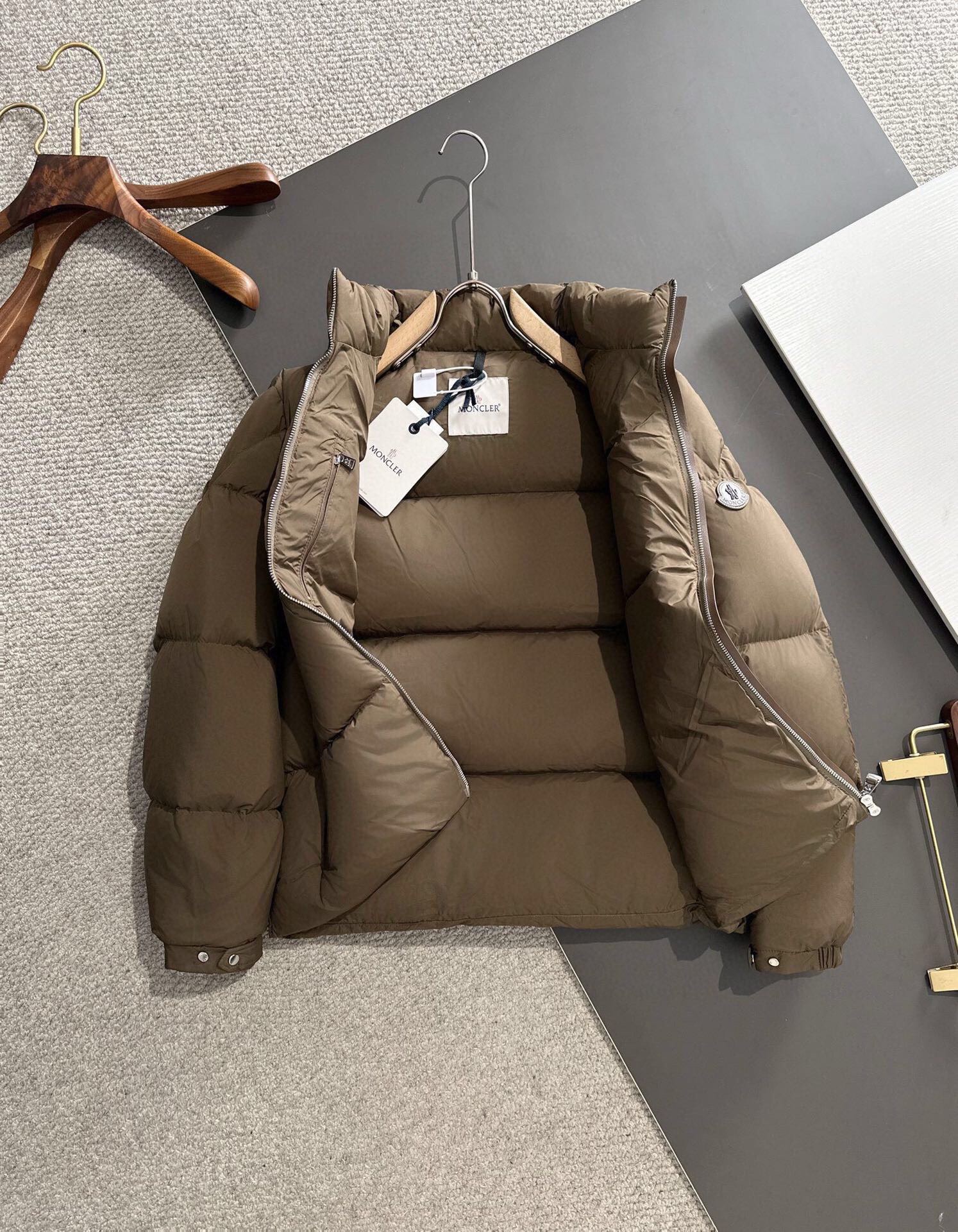【人気商品】𝐌𝐎𝐍𝐂𝐋𝐄𝐑 モンクレール Besbre レザーパッチ ダウンジャケット ユニセックスモデル
